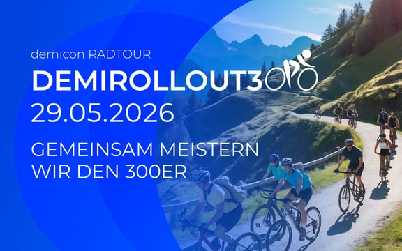 Banner zum demicon RADTOUR ‚DEMIROLLOUT300‘ am 29.05.2026 mit einer Gruppe von Radfahrer:innen auf einer Bergstraße, symbolisch für Teamgeist und gemeinsames Meistern der 300.