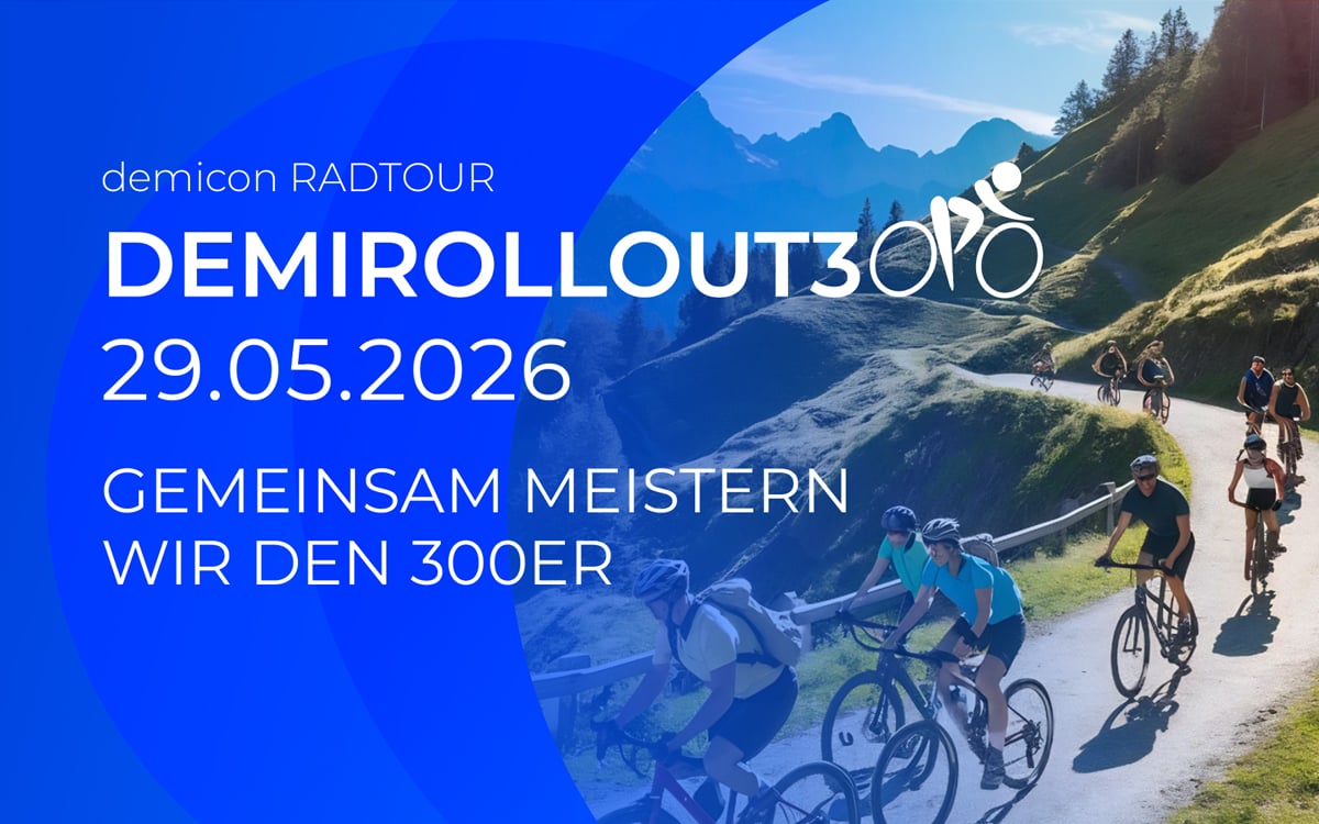 Banner zum demicon RADTOUR ‚DEMIROLLOUT300‘ am 29.05.2026 mit einer Gruppe von Radfahrer:innen auf einer Bergstraße, symbolisch für Teamgeist und gemeinsames Meistern der 300.