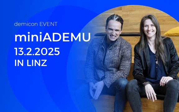 Demicon-Event miniADEMU am 13. Februar 2025 in Linz, mit zwei lächelnden Rednern.